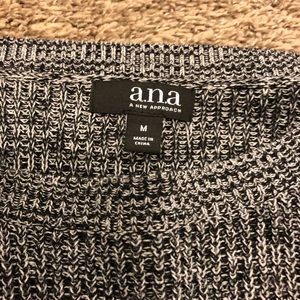 Long tunic type sweater. Grey and black